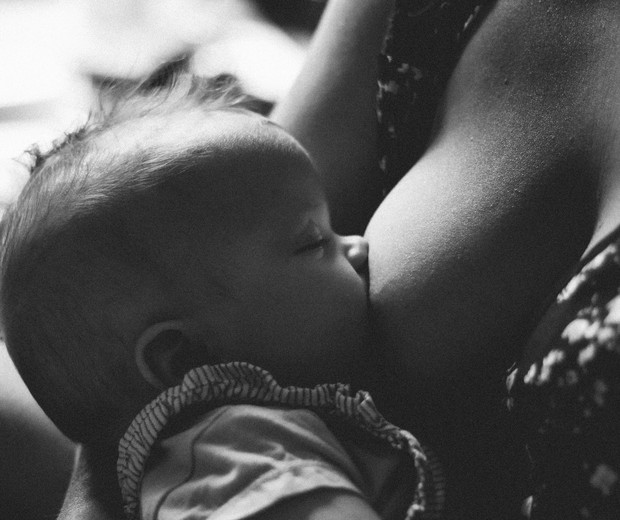 Bebê amamentando amamentação aleitamento materno (Foto: Unsplash/Fanny Renaud)