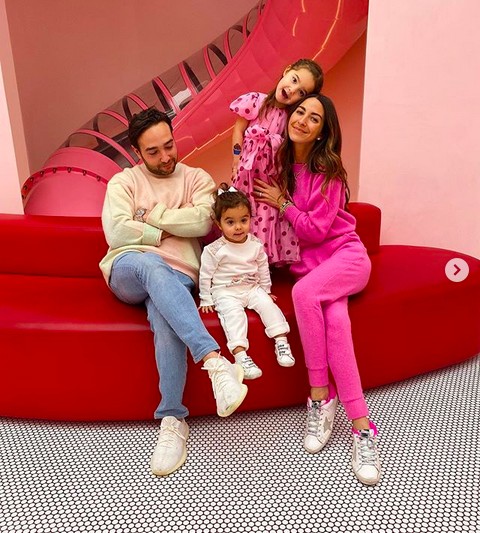 A influenciadora digital Arielle Charnas com o marido e as filhas (Foto: Instagram)
