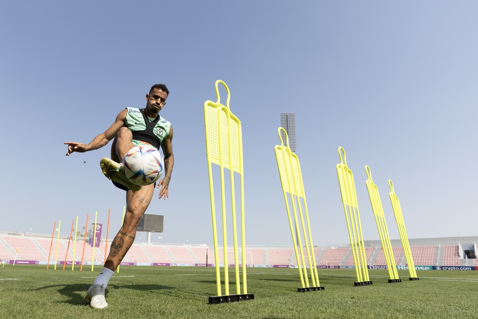 Danilo em treino da Seleção no Catar — Foto: Lucas Figueiredo / ge