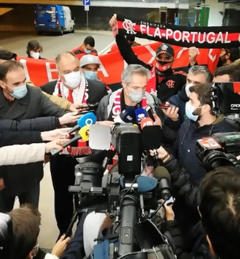 Paulo Sousa atende a imprensa portuguesa no aeroporto — Foto: Reprodução