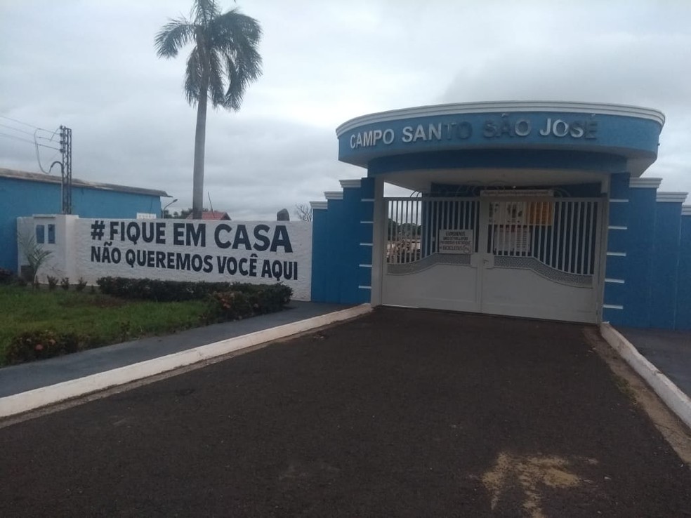 Mensagem foi pintada em muro de cemitério de Pereira Barreto  — Foto: Rafael Honorato/TV TEM 