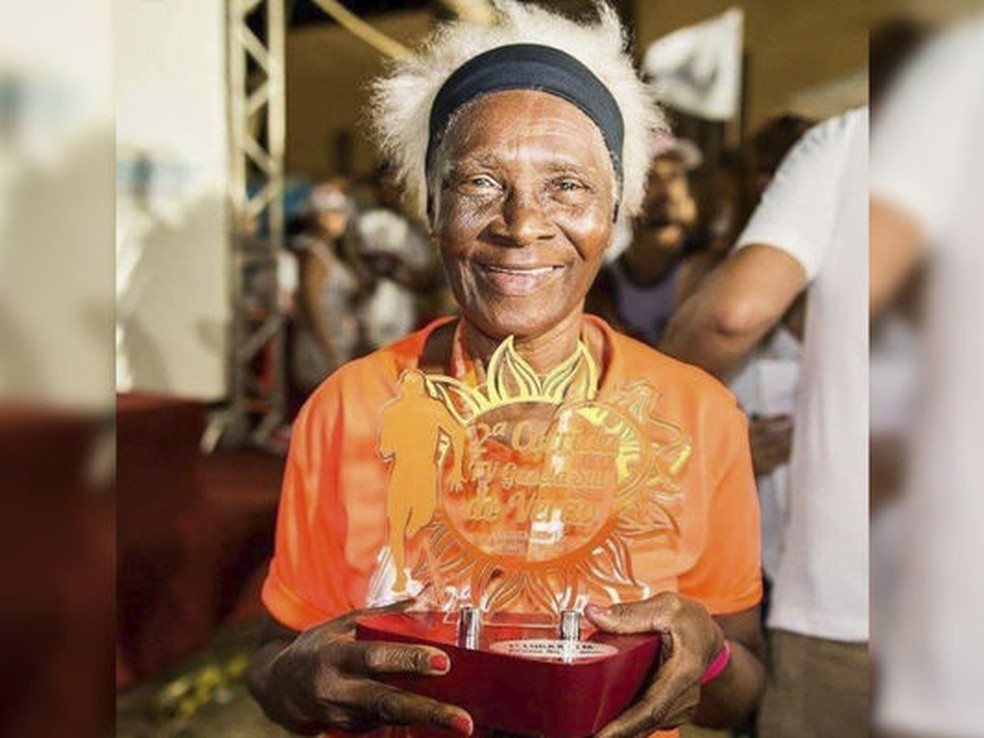 Adelmira Adão com seu troféu após concluir mais uma corrida — Foto: Arquivo pessoal | Reprodução