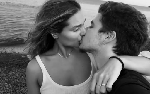 Sasha Meneghel e João Figueiredo trocam beijos em viagem pela Itália