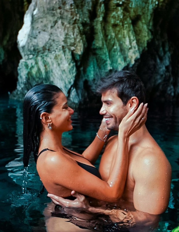 Jakelyne Oliveira e Mariano namoram em fervedouro do Jalapão (Foto: Diego Condé/Momento Sublime Fotografia)