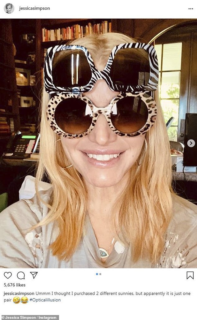 Jessica Simpson brinca com os óculos de sua coleção  (Foto: Reprodução Instagram )
