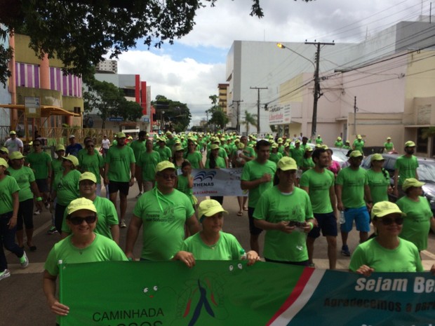 Caminhada reuniu mais de duas mil pessoas em combate ao câncer (Foto: Rayana Brandão)