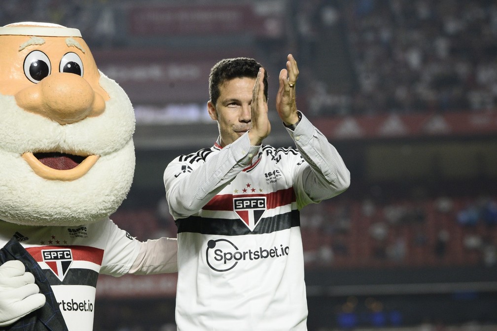 Hernanes é homenageado pelo São Paulo — Foto: Marcos Ribolli