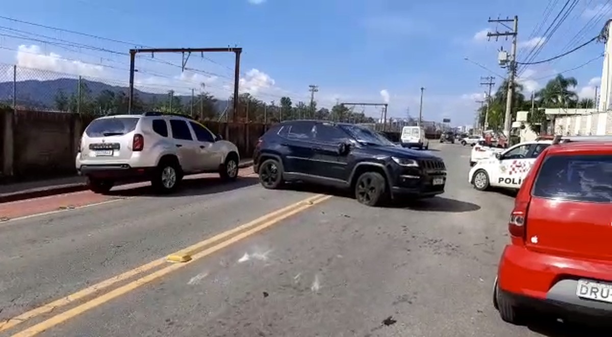 Motorista bate em dois carros estacionados e trânsito é desviado em