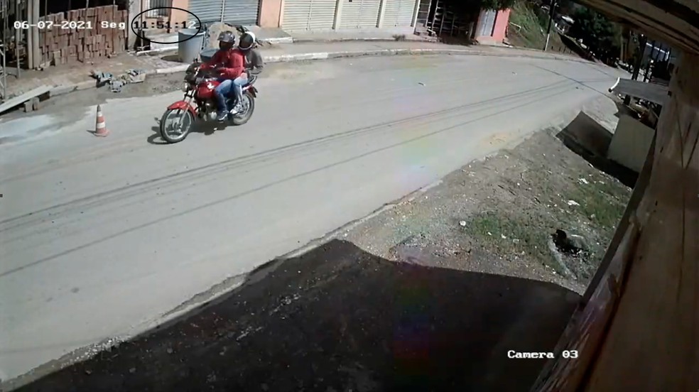 Imagens de câmera de segurança mostraram os dois suspeitos na moto percorrendo a cidade antes do crime, em Primavera, na Zona da Mata de Pernambuco — Foto: Reprodução/WhatsApp