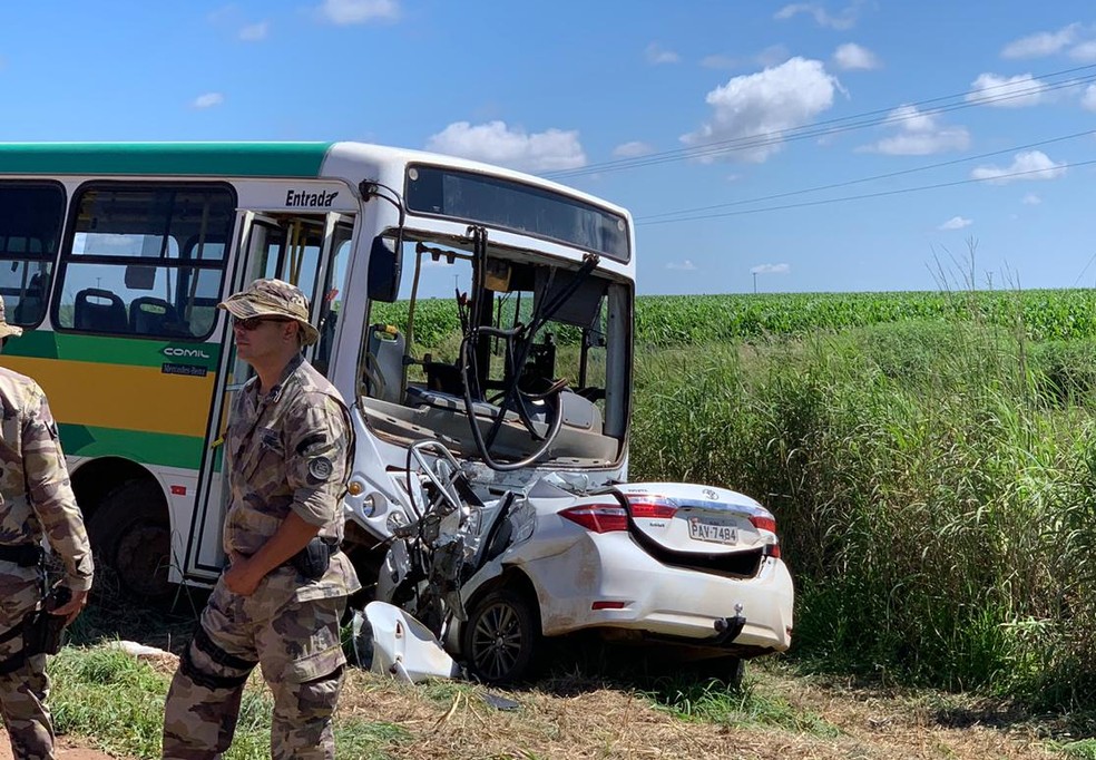Local do acidente entre carro e ônibus escolar — Foto: Kenzô Machida/TV Globo
