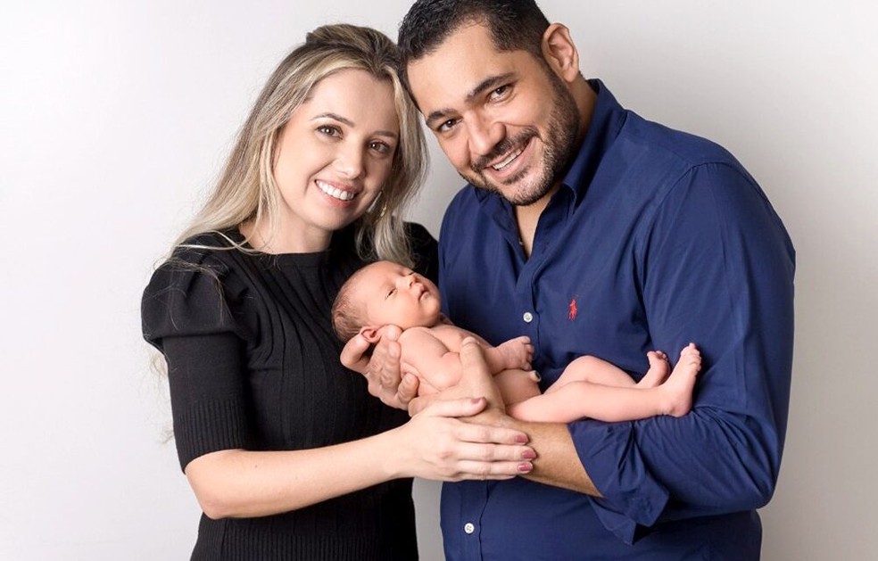 Camila e Adriano com a filha Pietra no colo, que foi gerada por barriga de aluguel  — Foto: Arquivo pessoal/ Reprodução