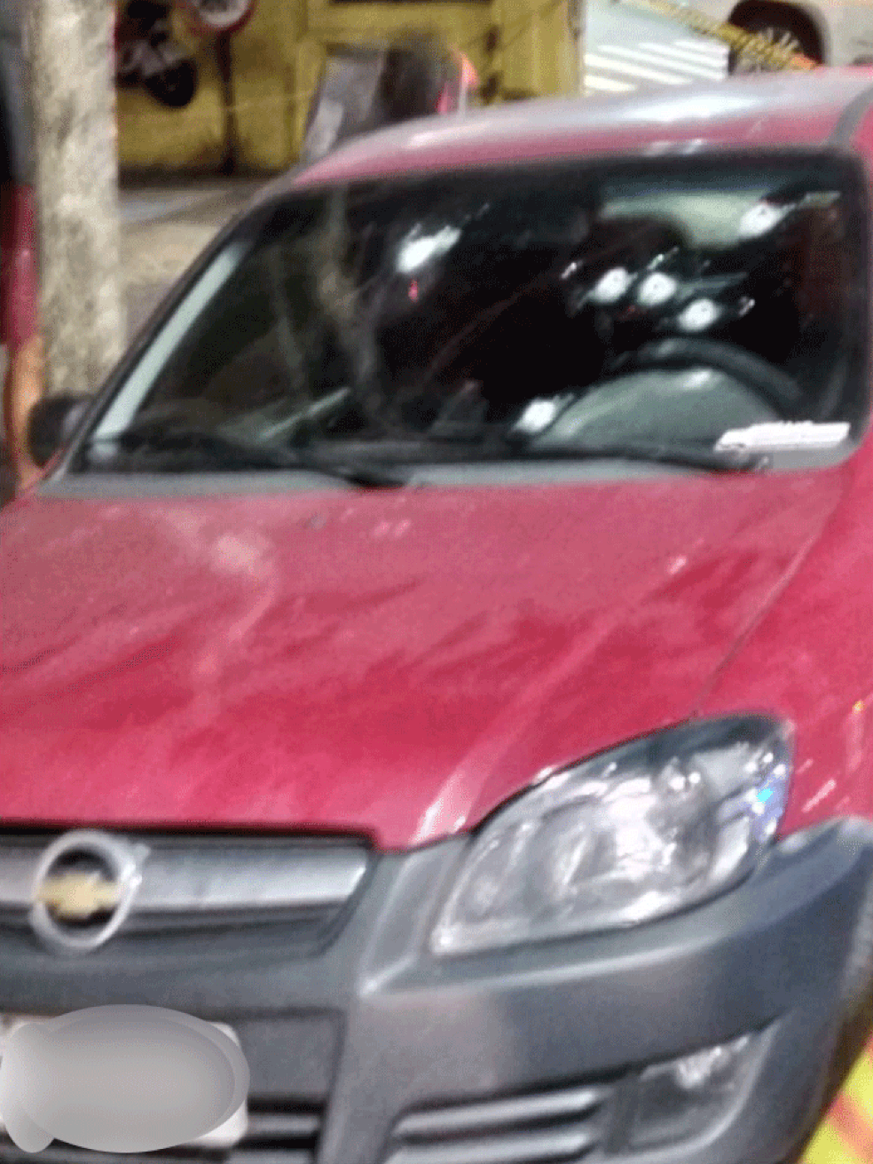 Carro foi atingido por 16 disparos, alguns no parabrisa, durante troca de tiros entre GCM e PM, segundo proprietária do veículo — Foto: Reprodução/Redes sociais