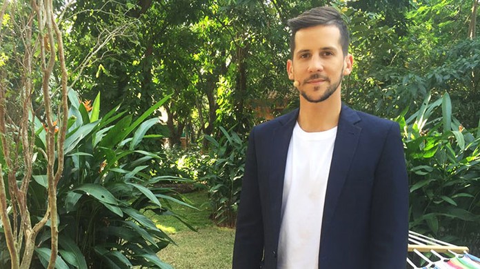Homem de calça jeans e blazer cheap
