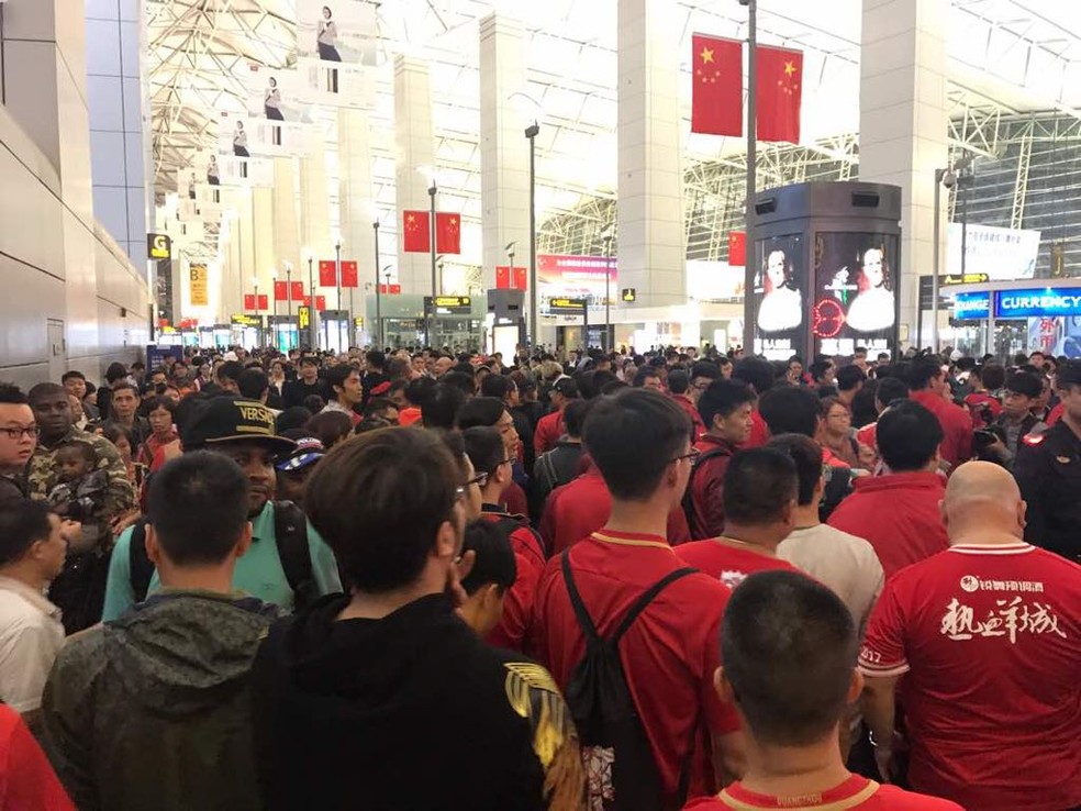 Centenas de fãs acompanharam despedida de Felipão no aeroporto (Foto: Divulgação)