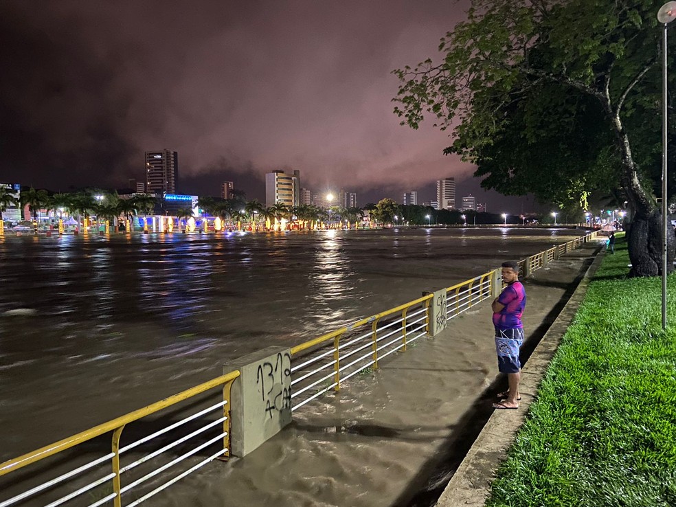 Rio Cachoeira, em Itabuna, alagado na noite deste sábado  — Foto: Paulo Santana/TV Santa Cruz