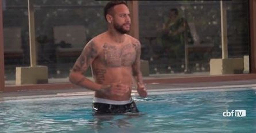Neymar treina na piscina do hotel da seleção brasileira — Foto: Reprodução