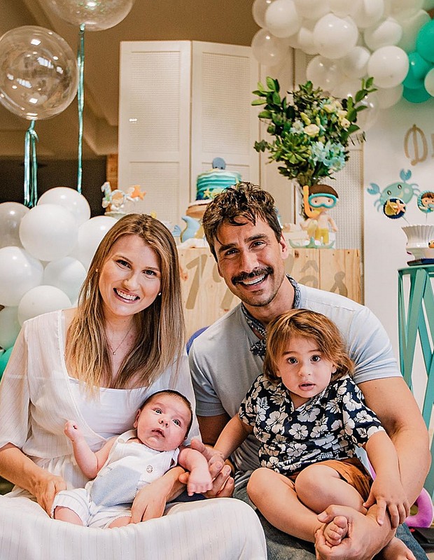 Karoline Kleine e Julio Rocha com os filhos, Eduardo e José (Foto: Reprodução/Instagram)
