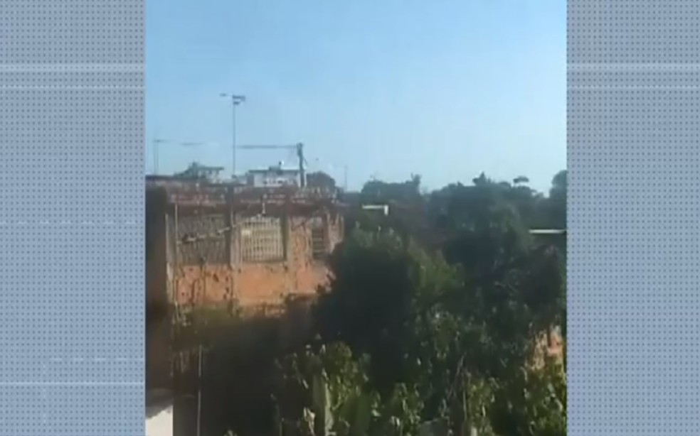 Moradores gravaram momentos do tiroteio no bairro de Valéria — Foto: Reprodução/TV Bahia