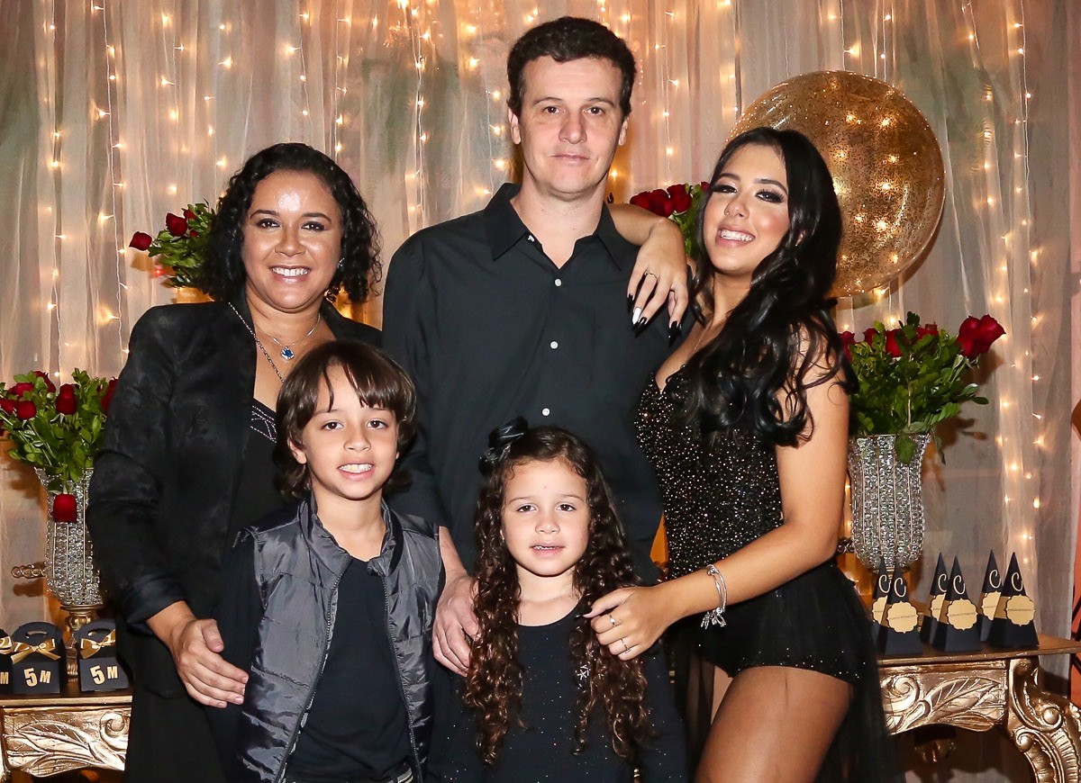 Cinthia Cruz com o pai, Rai, os irmãos, Gabriel e Carol, e a mãe, Sandrai (Foto: Brazil News/Manuela Scarpa)