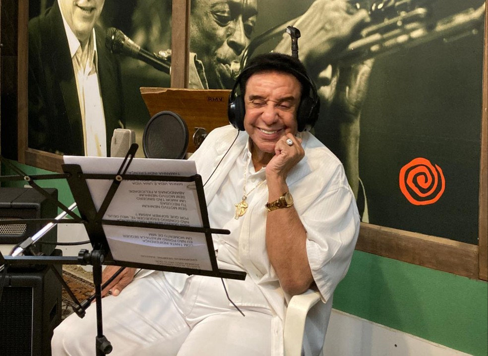 Agnaldo Timóteo em estúdio da Barra Funda, em março — Foto: Divulgação