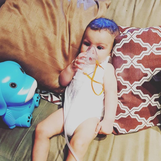 Crescido! Sheron Menezzes mostra filho de 5 meses nebulizando sozinho (Foto: Reprodução/Instagram)