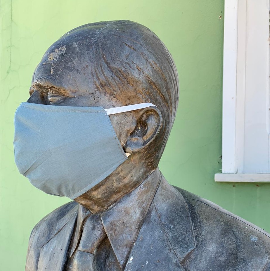 Em Oeiras, morador coloca máscaras em estátuas para sensibilizar sobre a importância da proteção