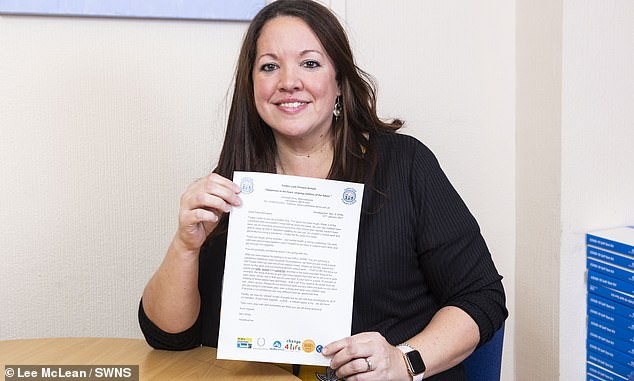 Sarah e sua carta que viralizou na web (Foto: Reprodução/Daily Mail)