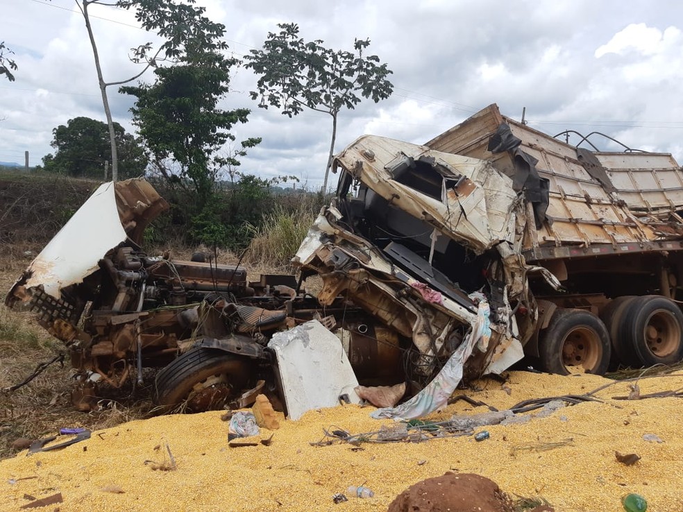 Cabine do caminhão ficou destruída no acidente na BR-364 — Foto: PRF/Divulgação