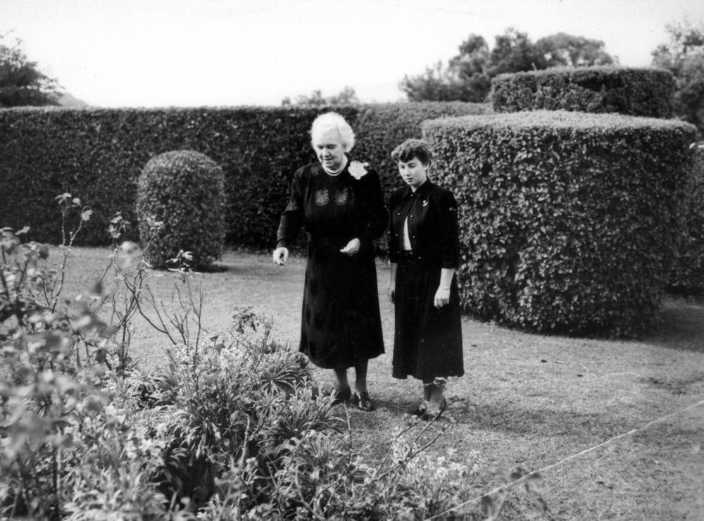 Elizabeth Kenny  (à esquerda) com sua secretária no jardim de Kenny em Toowoomba, 1952 (Foto: Wikimedia Commons )
