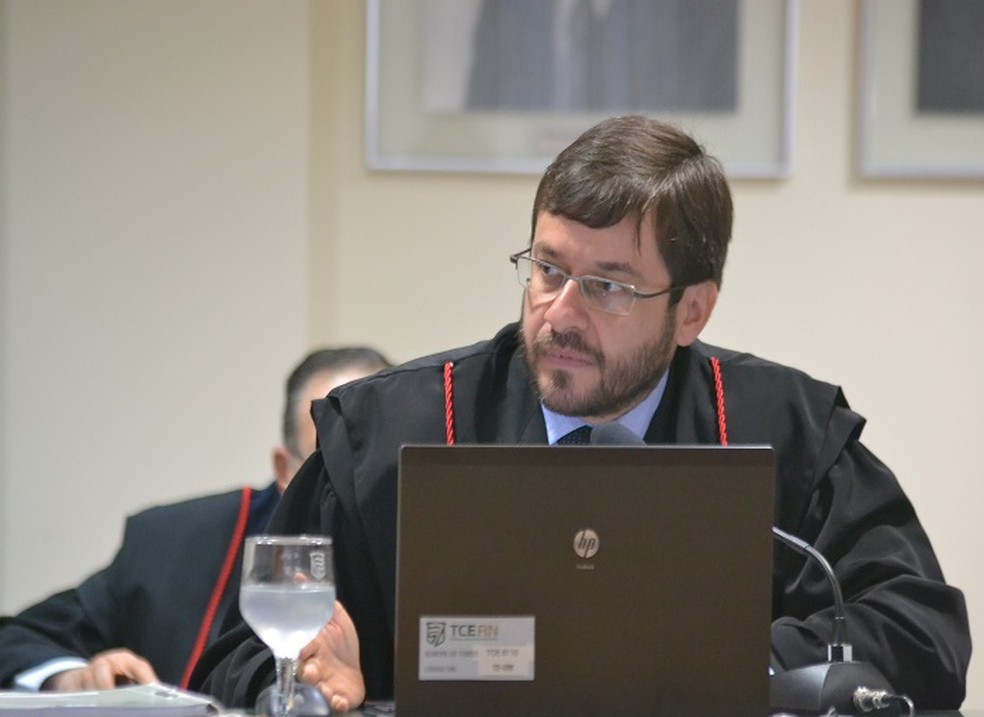 Relator das contas do Governo no TCE, conselheiro Carlos Thompson pediu esclarecimentos sobre 'inconsistências' no relatório de gestão — Foto: TCE/Divulgação