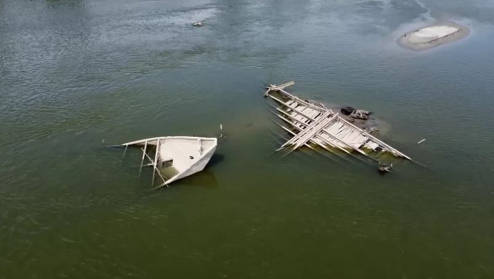 A seca do rio revelou uma barca afundada na Segunda Guerra Mundial e um veículo militar alemão — Foto: BBC