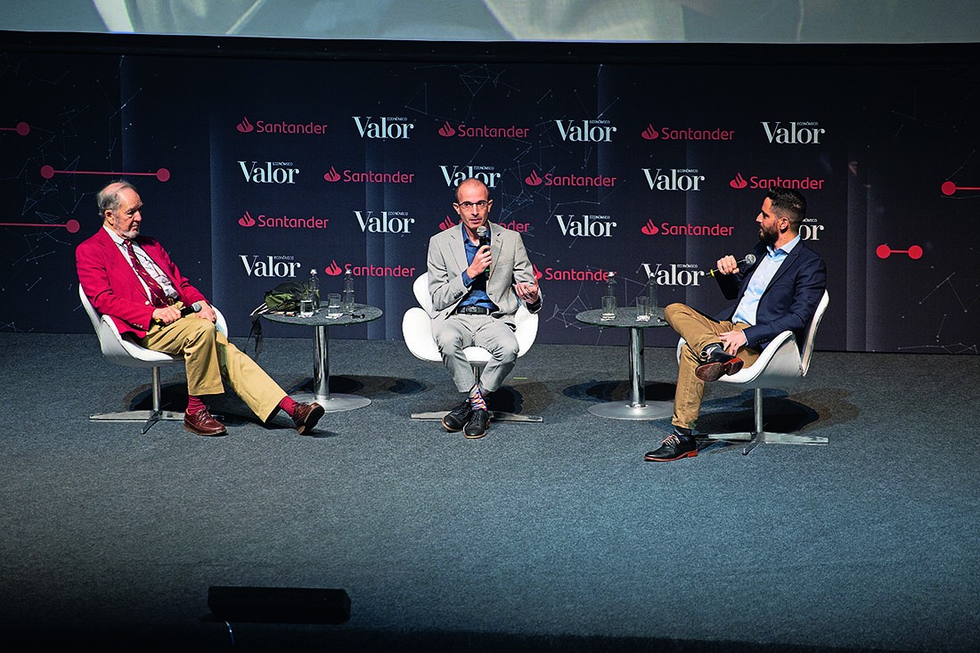 O biólogo americano Jared Diamond e o historiador israelense Yuval Noah Harari durante o evento Cidadão Global (Foto: Leo Orestes)