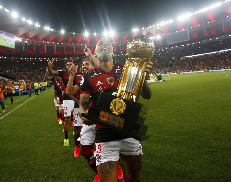 Gabigol comemora com a taça o título da Recopa pelo Flamengo — Foto: André Durão / GloboEsporte.com