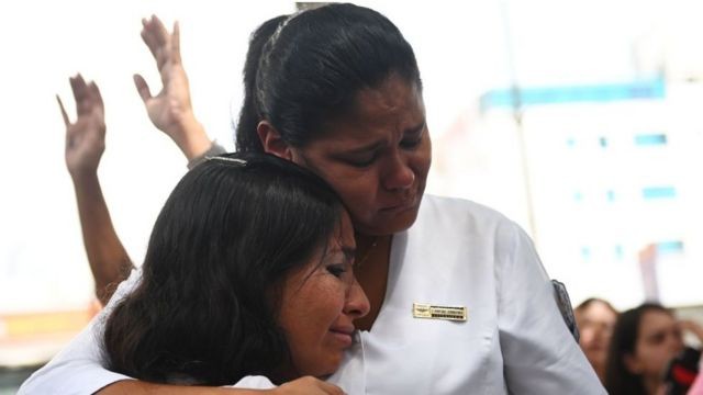 Profissionais de saúde na Venezuela choram durante protestos em frente ao hospital José Manuel de los Ríos, em Caracas, pela morte de várias crianças com câncer em 2019 (Foto: GETTY IMAGES (via BBC))
