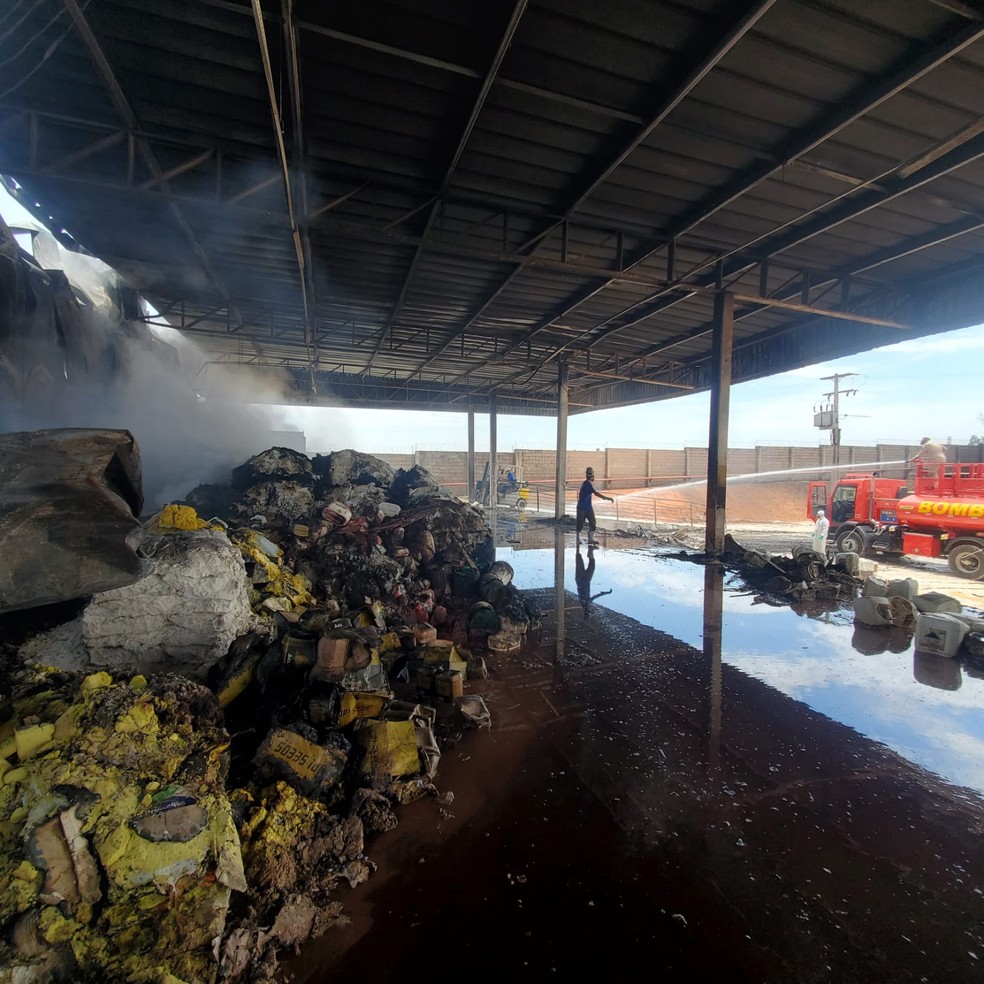 Produtos são consumidos pelo fogo em armazém de Sorriso — Foto: Cedida