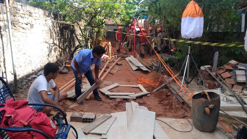 Irm&atilde;o da v&iacute;tima ajuda na confec&ccedil;&atilde;o das escoras, em Mamanguape, PB. (Foto: Danilo Alves/TV Cabo Branco)