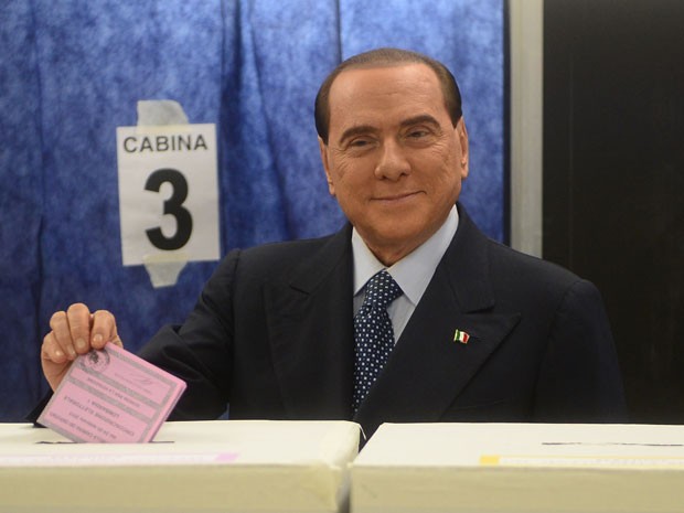 O ex-primeiro-ministro Silvio Berlusconi vota em Milão neste domingo (24) (Foto: Olivier Morin/AFP)