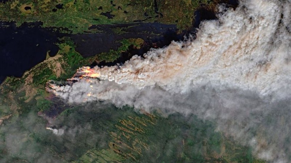 Onda extrema de calor no Canadá veio acompanhada de incêndios — Foto: Copernicus/Sentinel-2/Sentinel Hub/Pierre Markuse/BBC