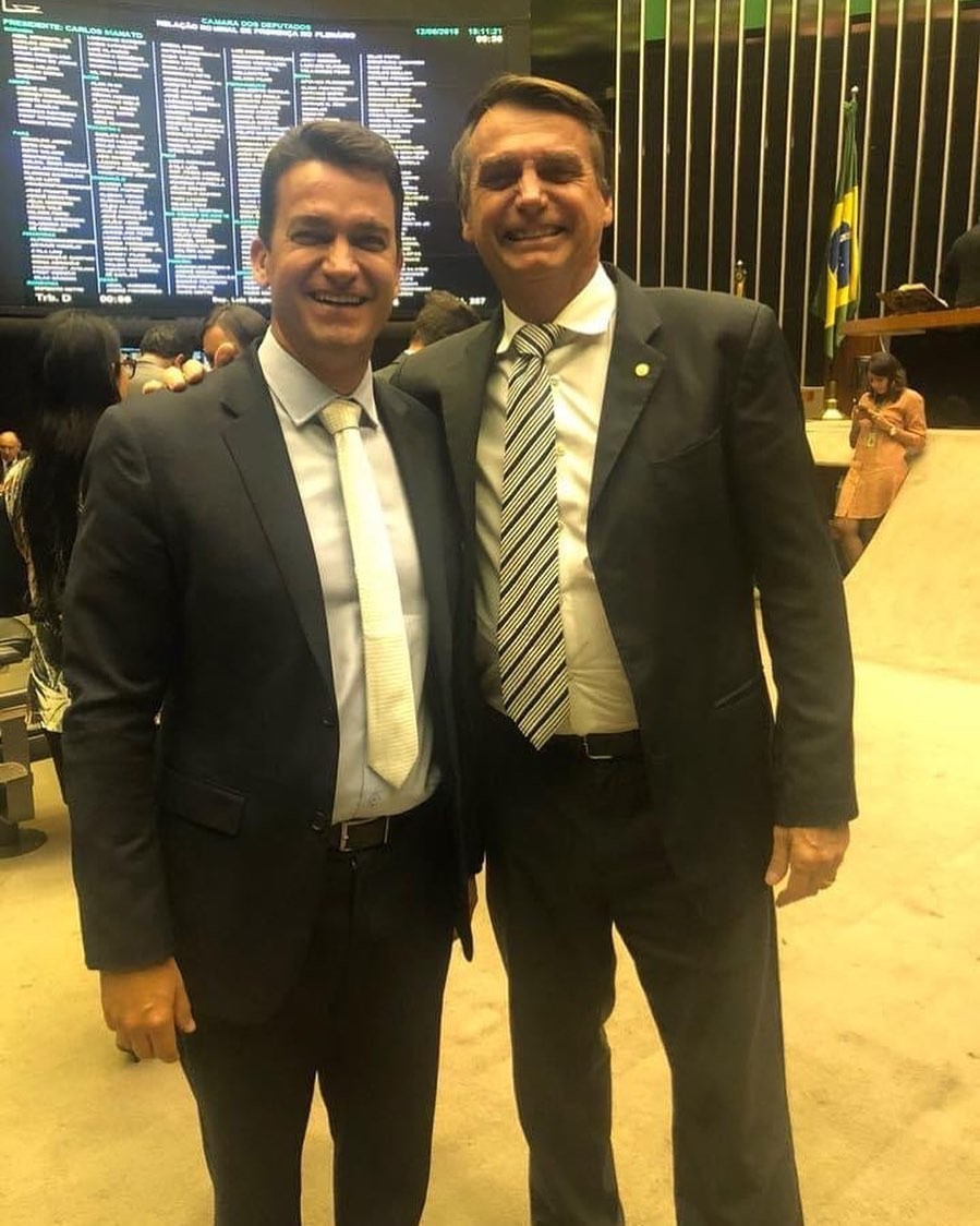 Apoiador e correligionário do presidente Jair Bolsonaro, Cataratas esteve com ele no plenário da Câmara dos Deputados em 2018, em clique repostado recentemente — Foto: Reprodução