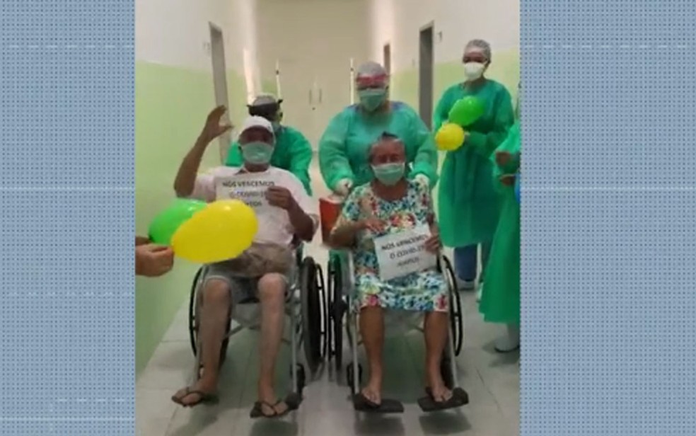 Casal de idosos recebe alta após se curar da Covid-19 e deixa hospital juntos no norte da Bahia — Foto: Reprodução/TV Bahia