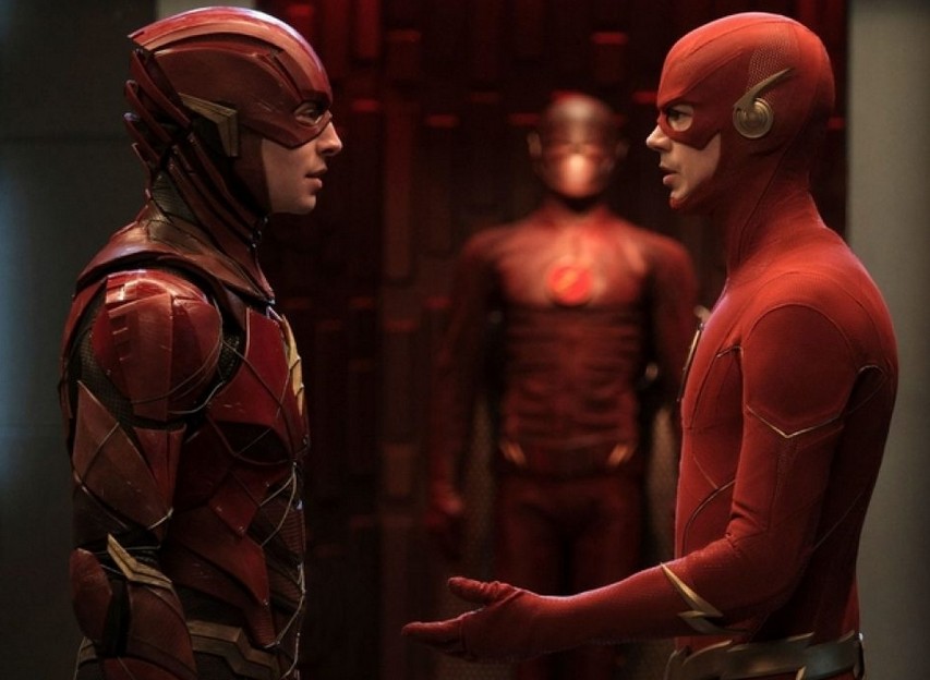 Ezra Miller e Grant Gustin contracenando como duas versões do herói Flash em episódio da série The Flash (Foto: Reprodução)
