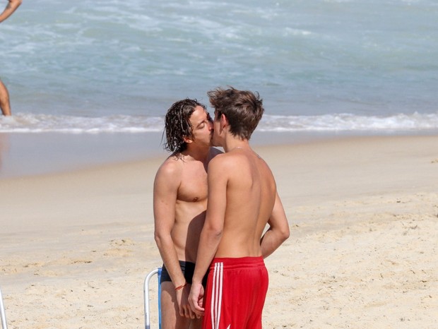 Jesuíta Barbosa troca beijos com rapaz no Rio (Foto: JC Pereira/AgNews)