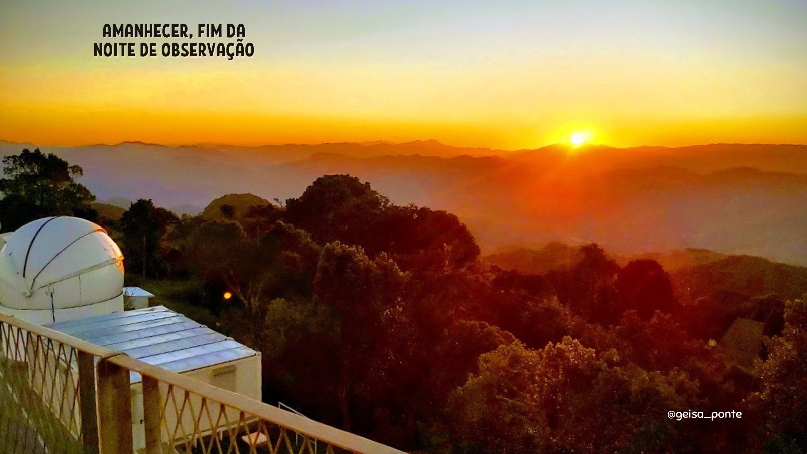 O amanhecer visto do alto da montanha onde está o Observatório Pico dos Dias, em Minas Gerais (Foto: Geisa Ponte)