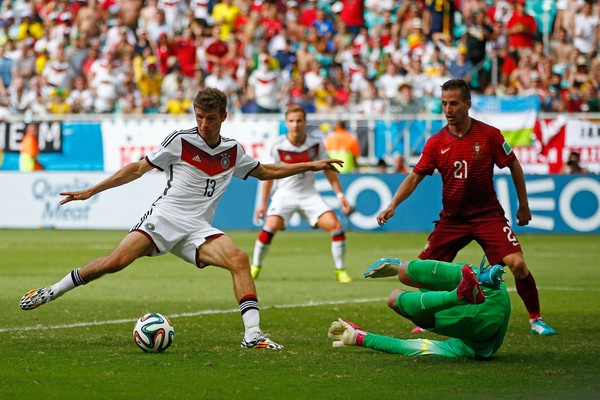 Rui Patrício deu rebote e Thomas Müller marcou o quarto gol da Alemanha sobre Portugal (Foto: Getty Images)
