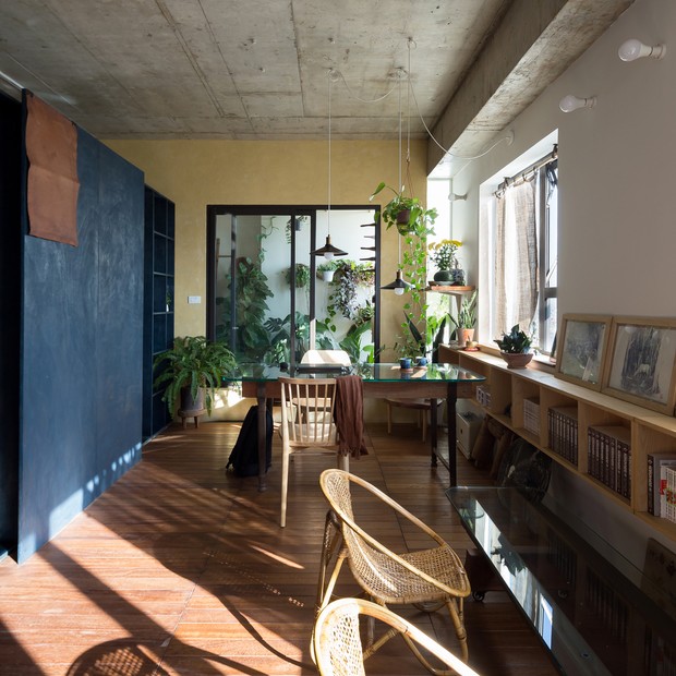 Décor do dia: sala de jantar integrada com muita luz natural em apê pequeno  (Foto: Hoang Le / Divulgação)