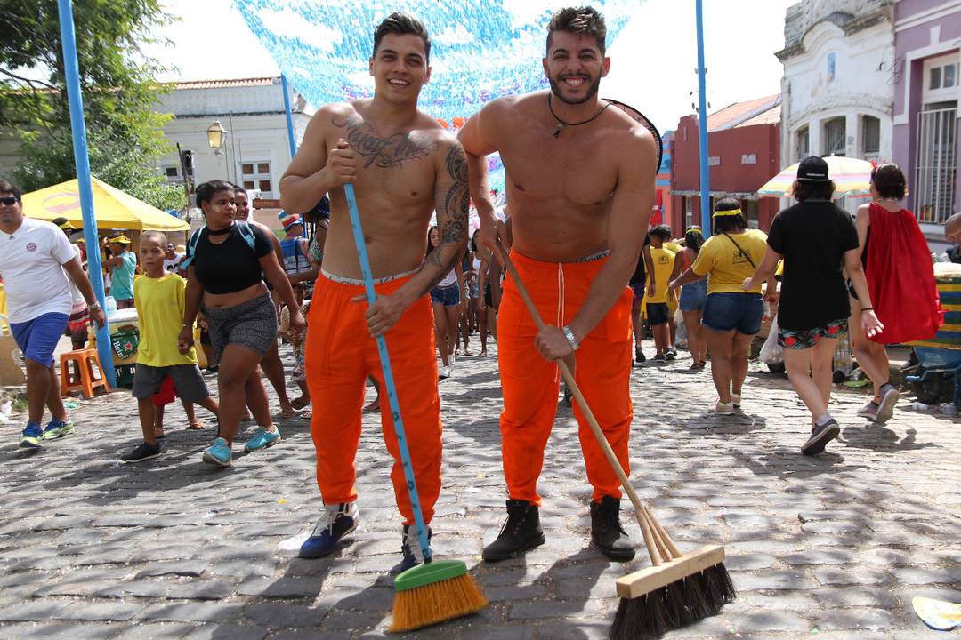 Foliões fantasiados de garis no carnaval de Olinda 2020