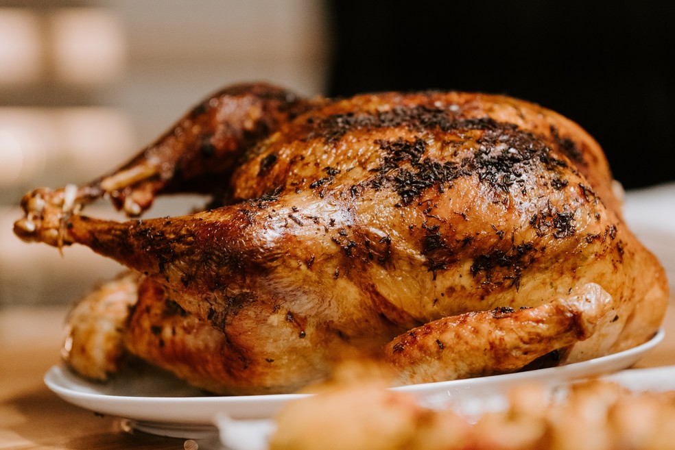 Alta de custos com milho, que é ração para aves, deve continuar pressionando o preço do frango. — Foto: Claudio Schwarz/Unplash