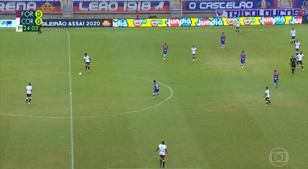Sa&iacute;da de bola do Corinthians com Cantillo mais recuado &mdash; Foto: Reprodu&ccedil;&atilde;o