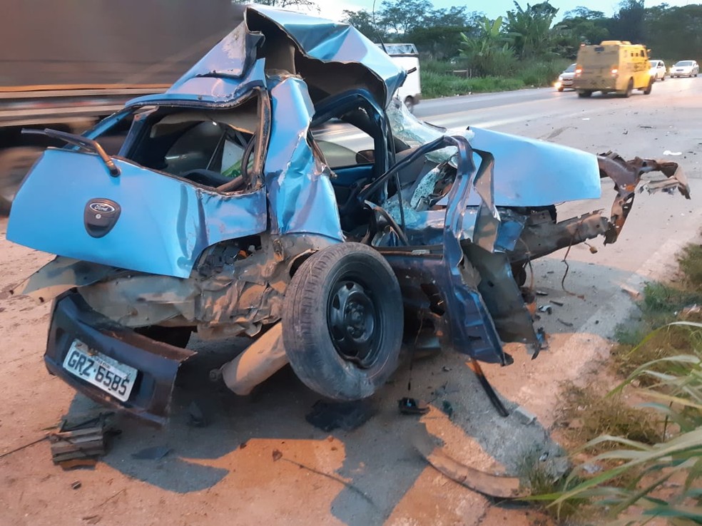Carro conduzido pela vítima ficou destruído — Foto: Polícia Rodoviária Federal/Divulgação