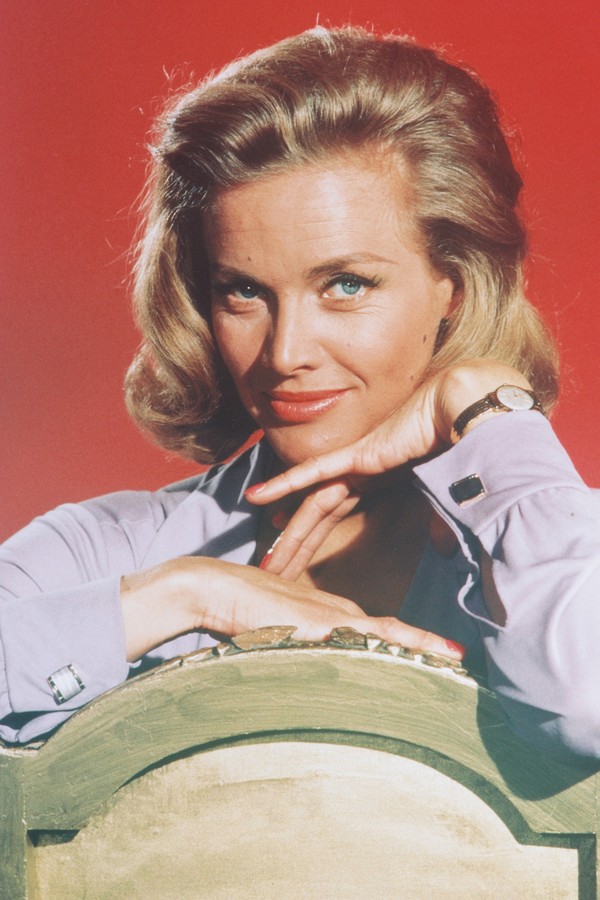 Honor Blackman, British actress, posing in a studio portrait, aginst a red background, issued as publicity for the film, 'Goldfinger', circa 1964. The James Bond film, directed by Guy Mailton, starred Blackman as 'Pussy Galore'. (Photo by Silver Screen Co (Foto: Getty Images)